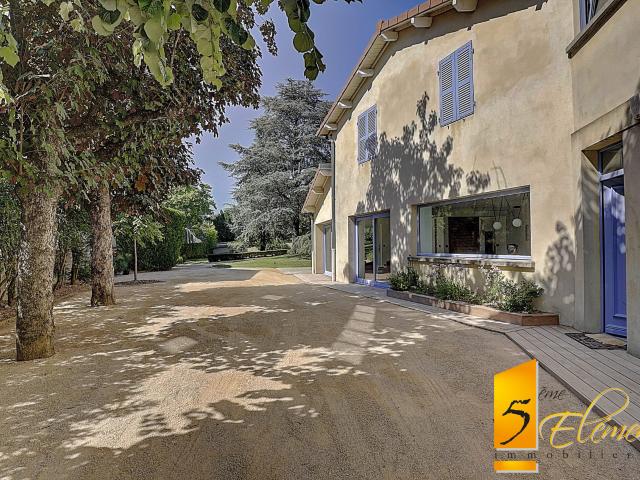 Maison 8 pièces 329 m²