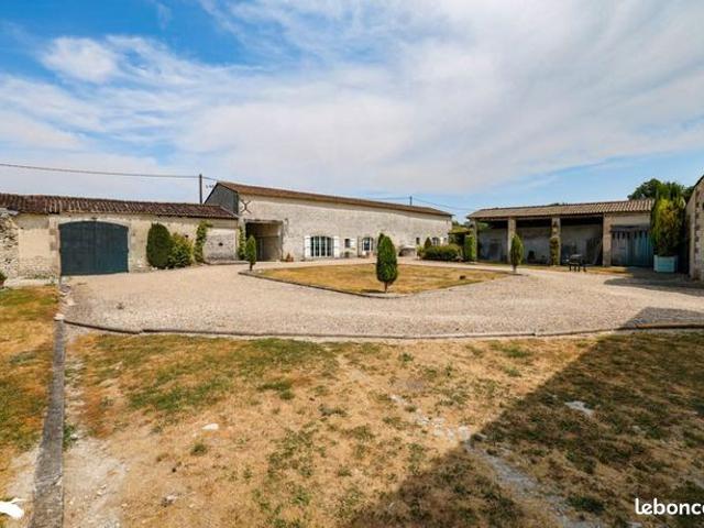 Maison 5 pièces 320 m²