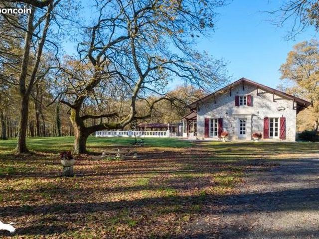 Maison 5 pièces 372 m²