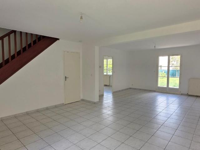 Maison 5 pièces, 95 m² à louer à Larçay 37270