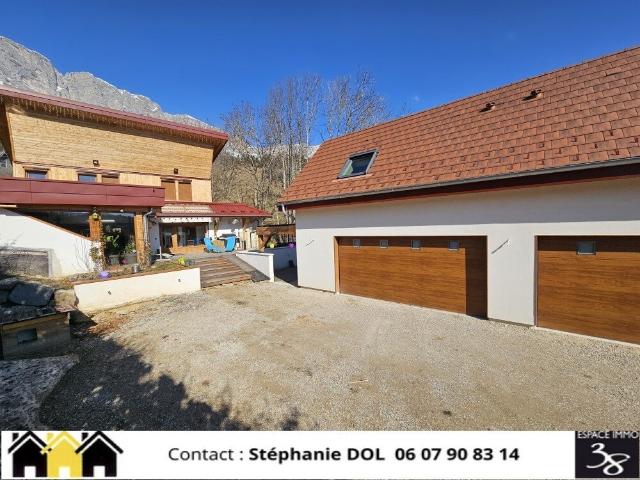 Maison 5 pièces + double garage sur environ 900m² terrain