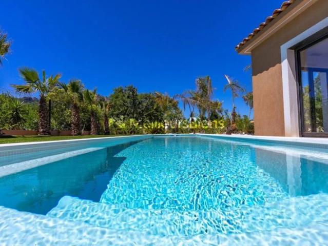 Maison 5 pièces de 178 m² à Roquebrune sur Argens avec piscine