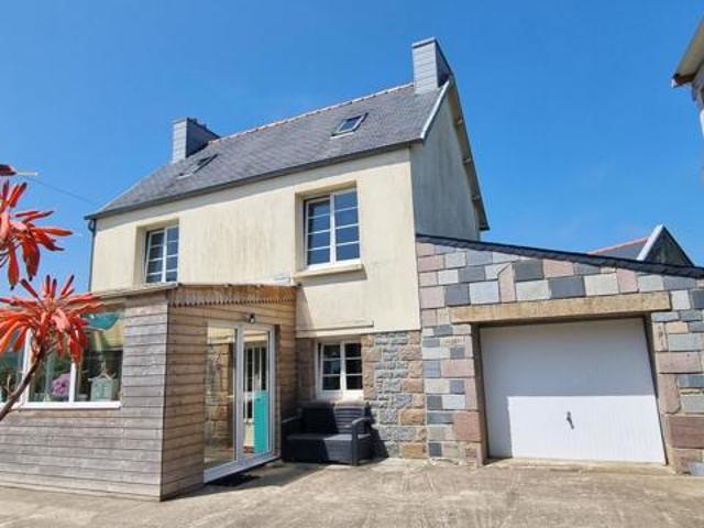 Maison 5 pièces de 89 m² habitables, sur un terrain de 416 m², située à Plougasnou