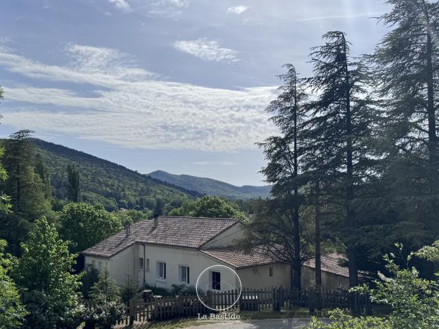 Maison 5 pièces d'environ 117 m2 avec 7 000 m2 de terrain à Poët Laval