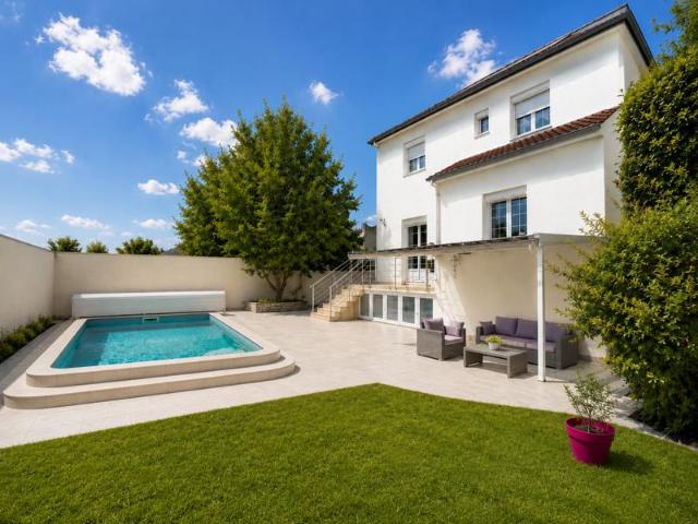 MAISON 5 PIECES PISCINE CHAUFFÉE