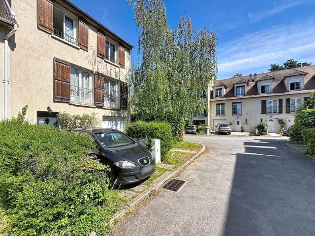 MAISON 5 PIECES PRINCIPALES ET PETIT JARDIN