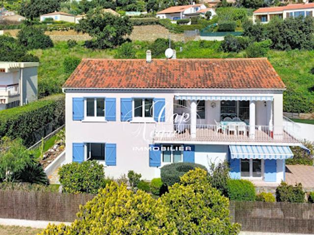 Maison contemporaine en bord de mer avec jardin