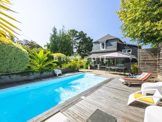 Maison avec piscine et jardin