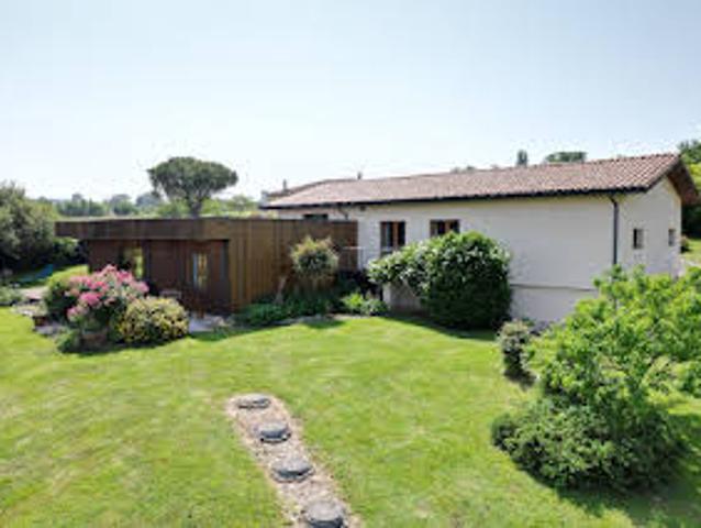 Maison contemporaine avec jardin et terrasse
