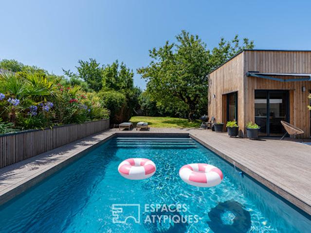 Maison contemporaine avec piscine et jardin
