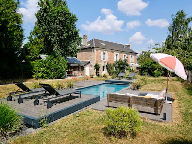 Maison avec piscine et jardin