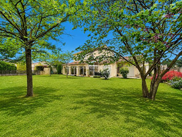 Maison contemporaine avec piscine et jardin