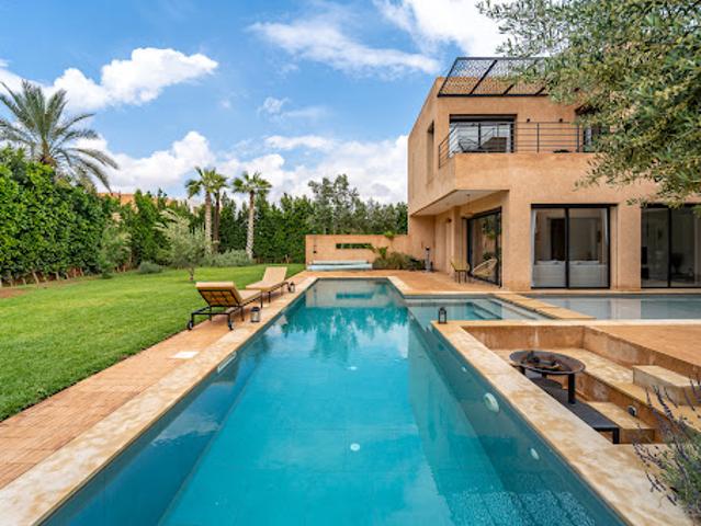 Maison contemporaine avec piscine et jardin