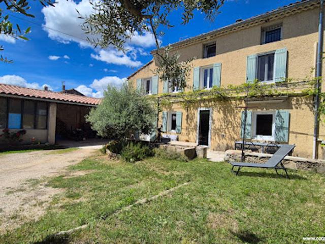 Maison contemporaine avec jardin et terrasse