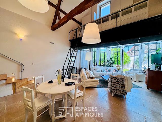 Maison contemporaine avec piscine et jardin