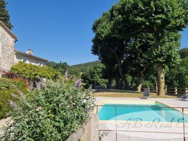 Maison 691 m²