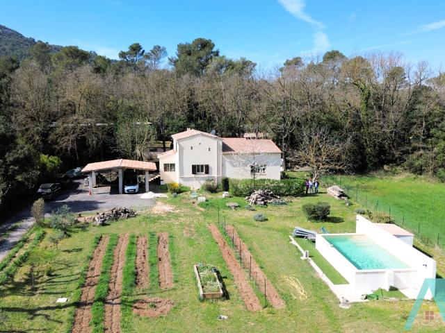 Maison 6 pièces 150m2 sur terrain de 4100 m2 Signes
