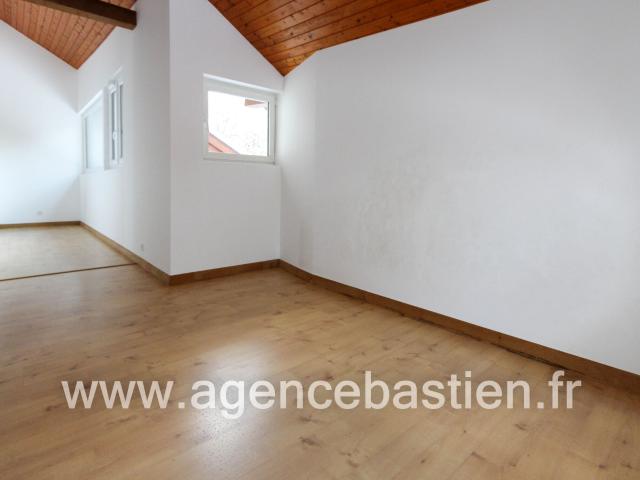 Maison 6 pièces, 183 m² à louer à Échenevex 01170