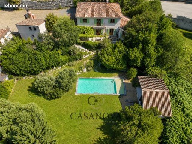 Maison 6 pièces 196 m²