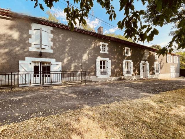 Maison 6 pièces 197m² à Confolens 16500