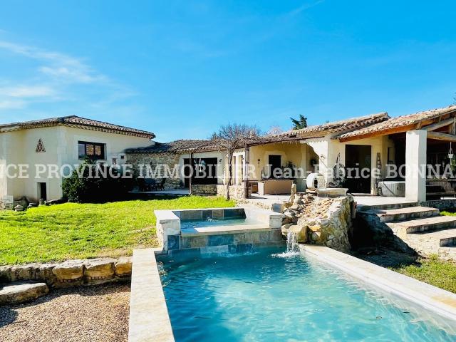 Maison 6 pièces 217 m²