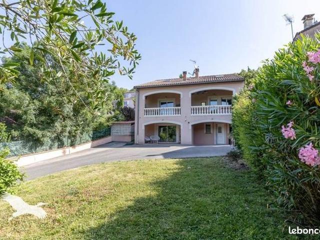Maison 6 pièces 210 m²