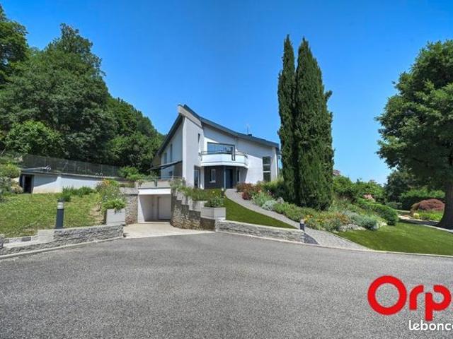 Maison 6 pièces 227 m²