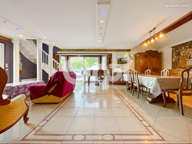 Maison 6 pièces 220 m²