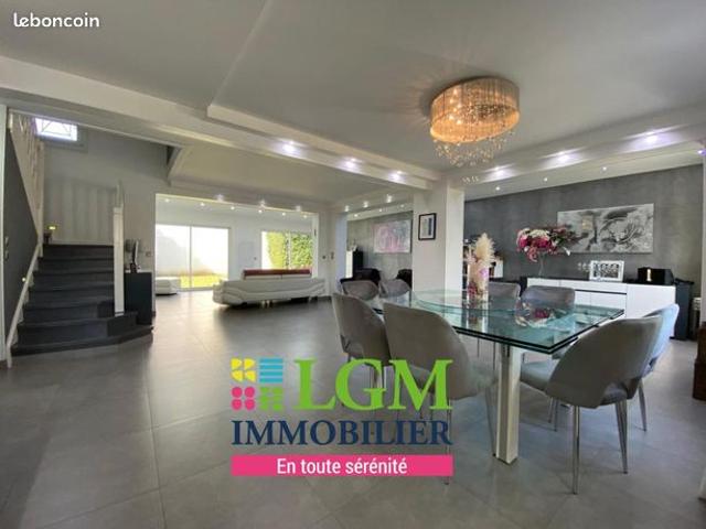 Maison 6 pièces 220 m²