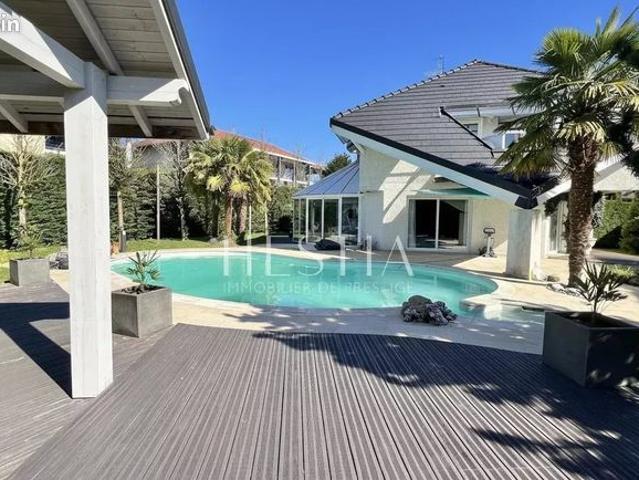 Maison 6 pièces 221 m²