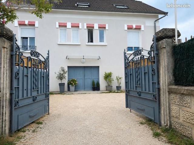 Maison 6 pièces 236 m²