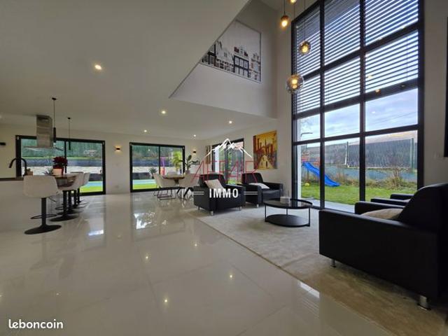 Maison 6 pièces 236 m²
