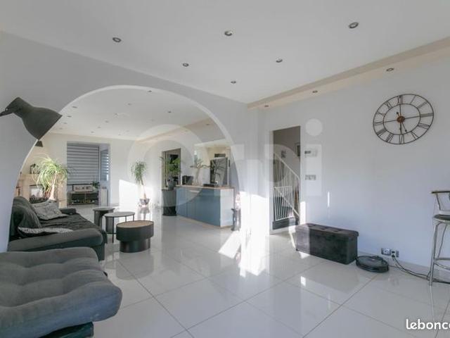 Maison 6 pièces 230 m²