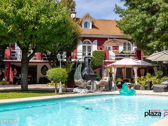 Maison 6 pièces 233 m²