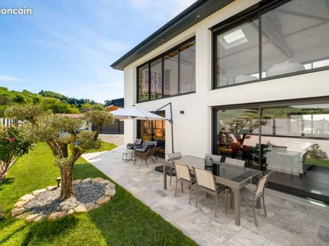 Maison 6 pièces 244 m²