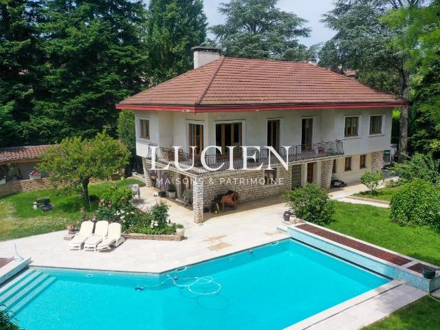 Maison 6 pièces 245 m²