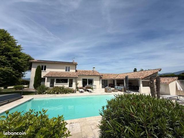 Maison 6 pièces 246 m²