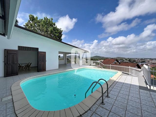 Maison 6 pièces 247 m²