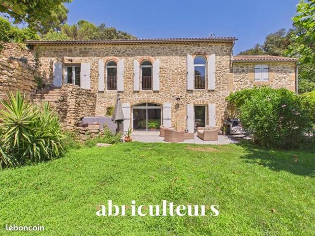 Maison 6 pièces 249 m²