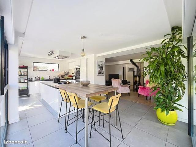 Maison 6 pièces 240 m²