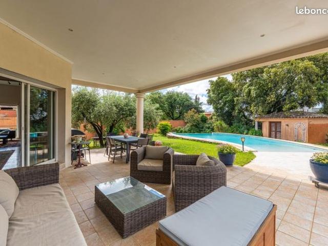 Maison 6 pièces 240 m²
