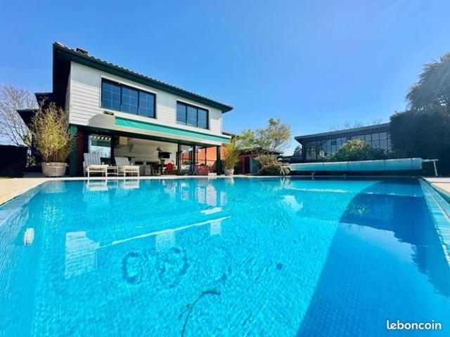 Maison 6 pièces 240 m²