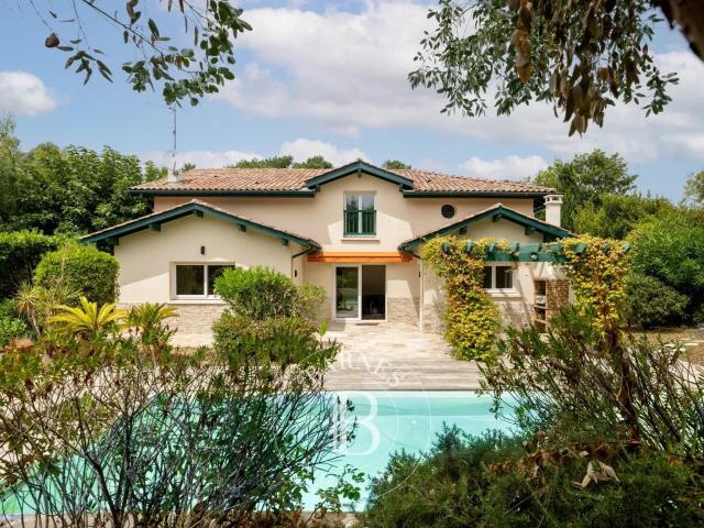Maison 6 pièces 240 m²