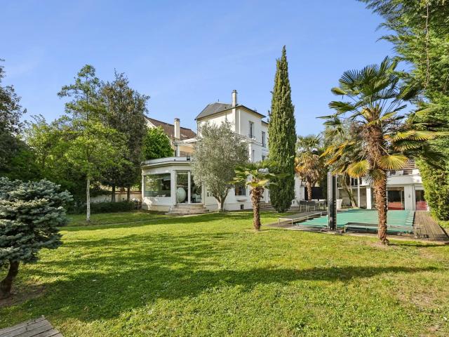 Maison 6 pièces 240 m²