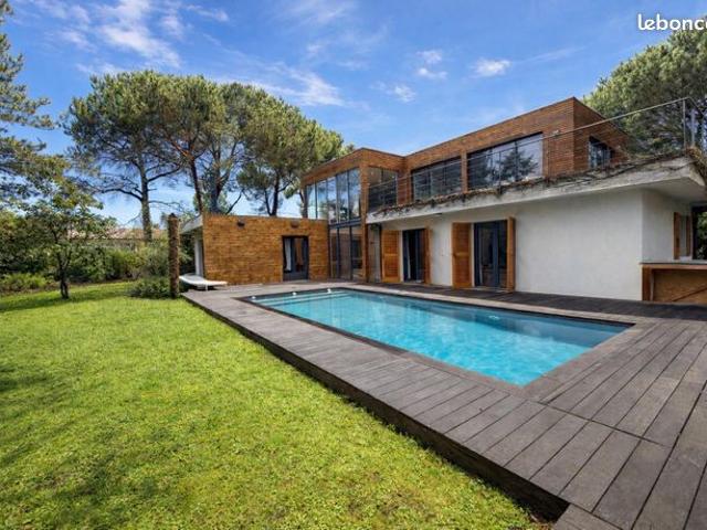 Maison 6 pièces 240 m²