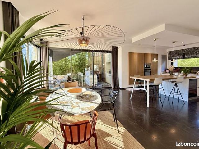 Maison 6 pièces 240 m²