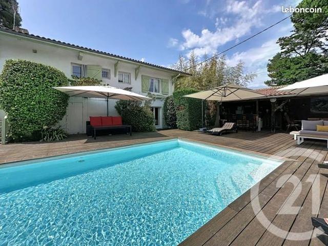 Maison 6 pièces 222 m²