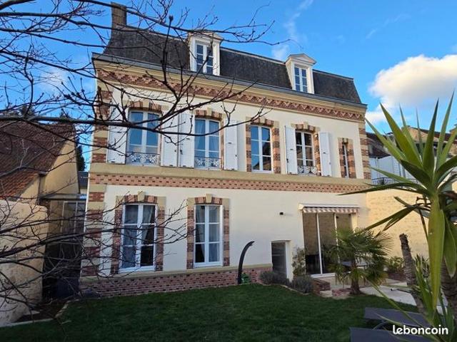 Maison 6 pièces 240 m²