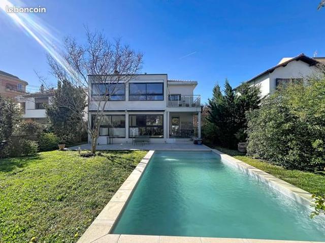 Maison 6 pièces 240 m²