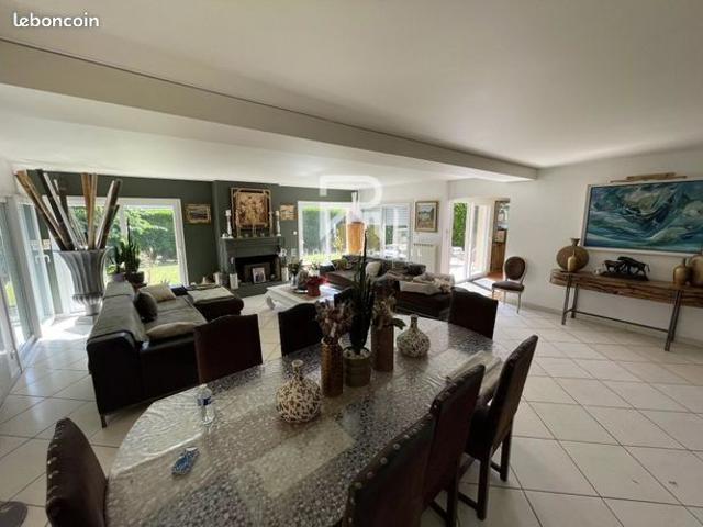 Maison 6 pièces 241 m²